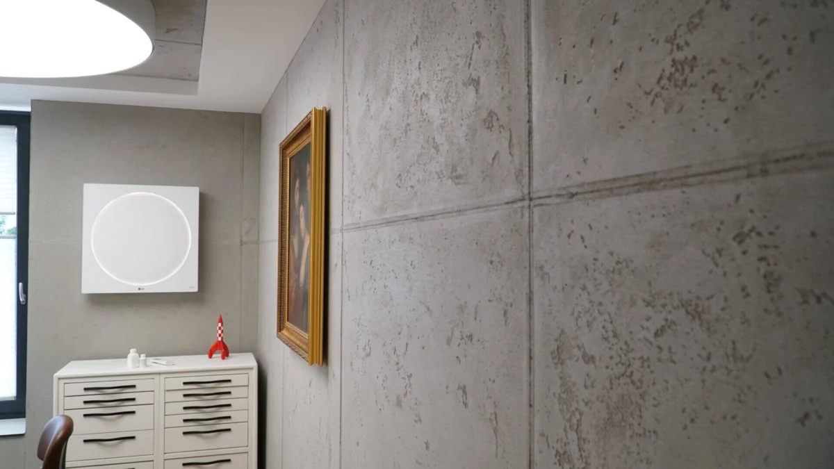 Kalkputz-Wand im Badezimmer mit ruhiger mineralischer Oberfläche