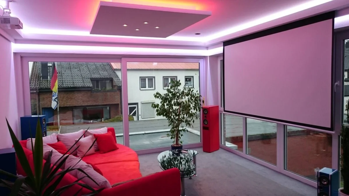 Spanndecke mit indirekter Beleuchtung als Beispiel für integrierte Lichtplanung