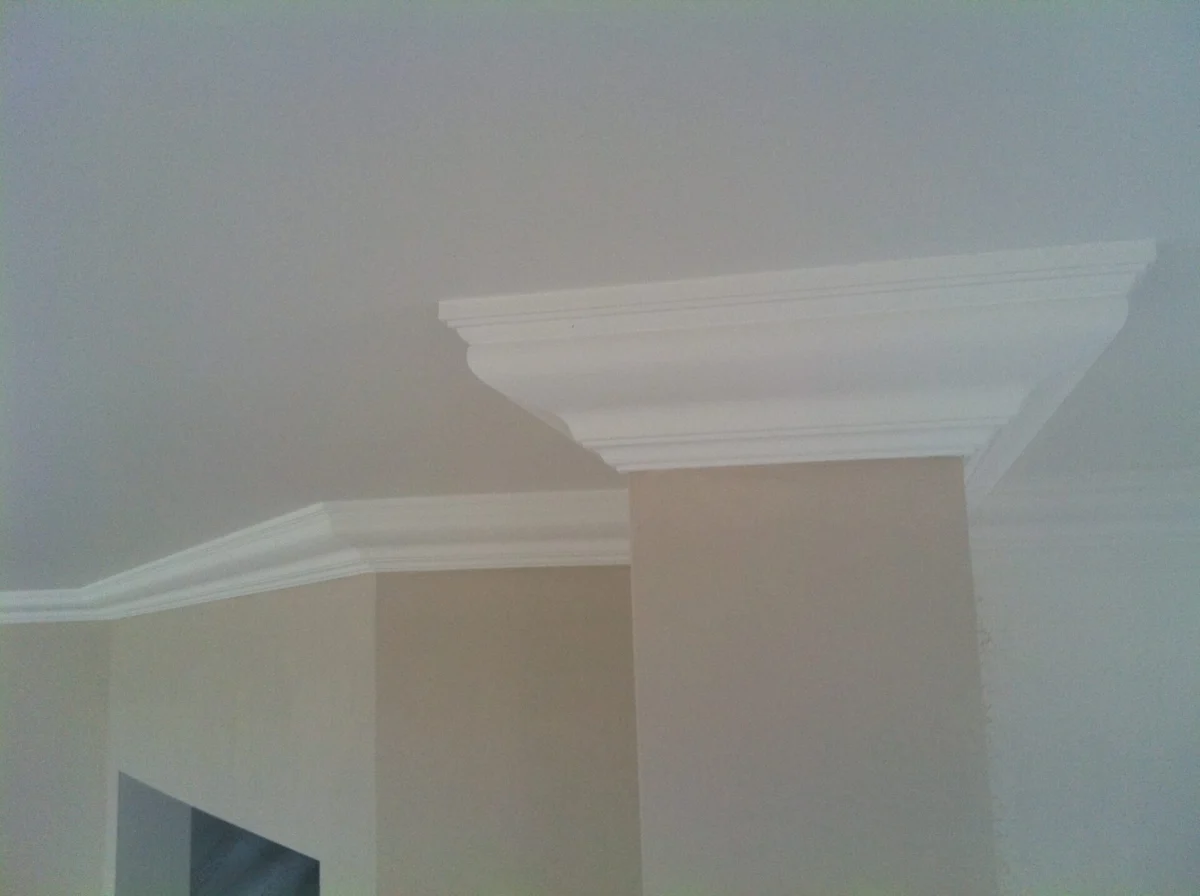 Stuckprofil und gespachtelte Wand-Decken-Ecke