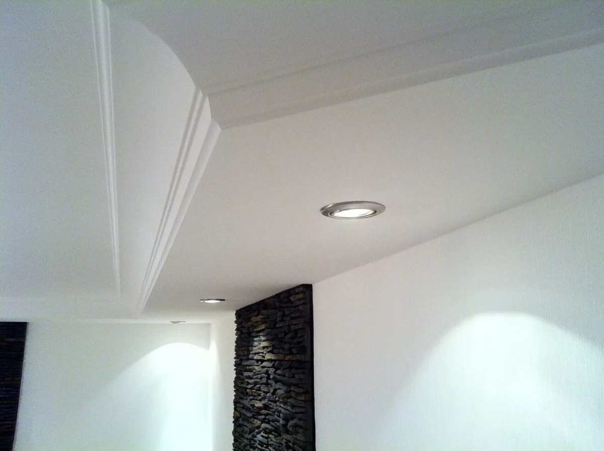 Deckenfeld mit Lichtspots und Zierprofil