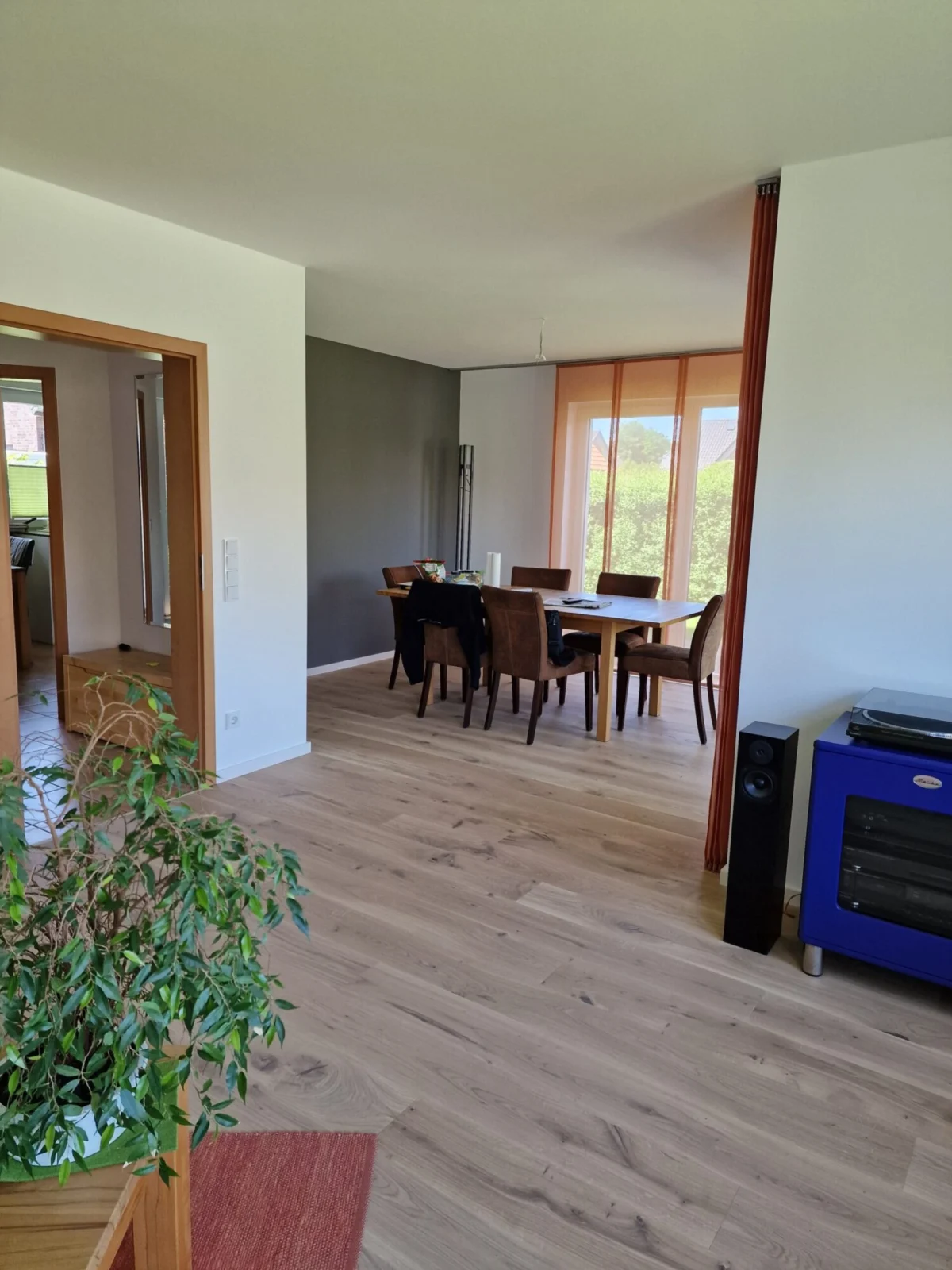 Wohnraum mit Holzoptikboden und Esstisch