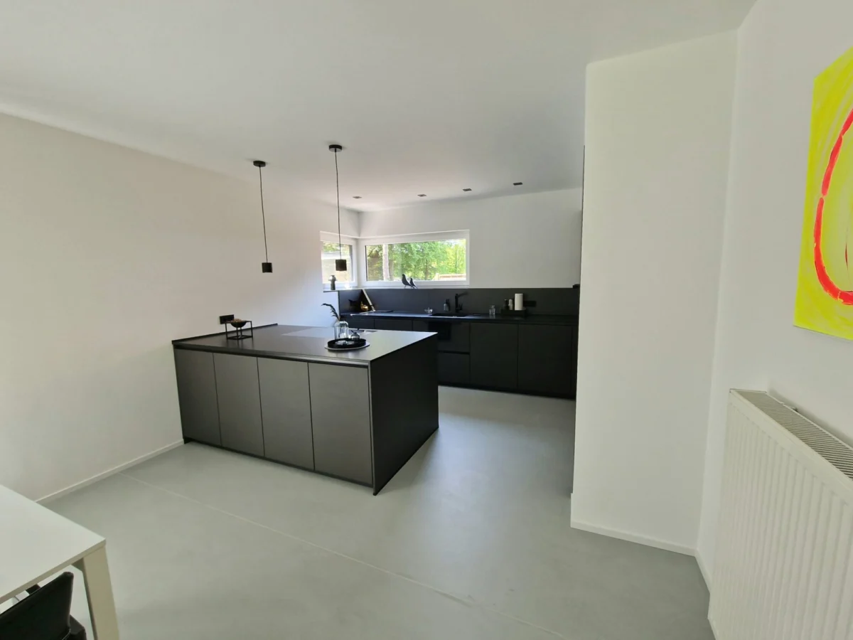 Wohnraum mit heller Wandfläche nach Malerarbeiten