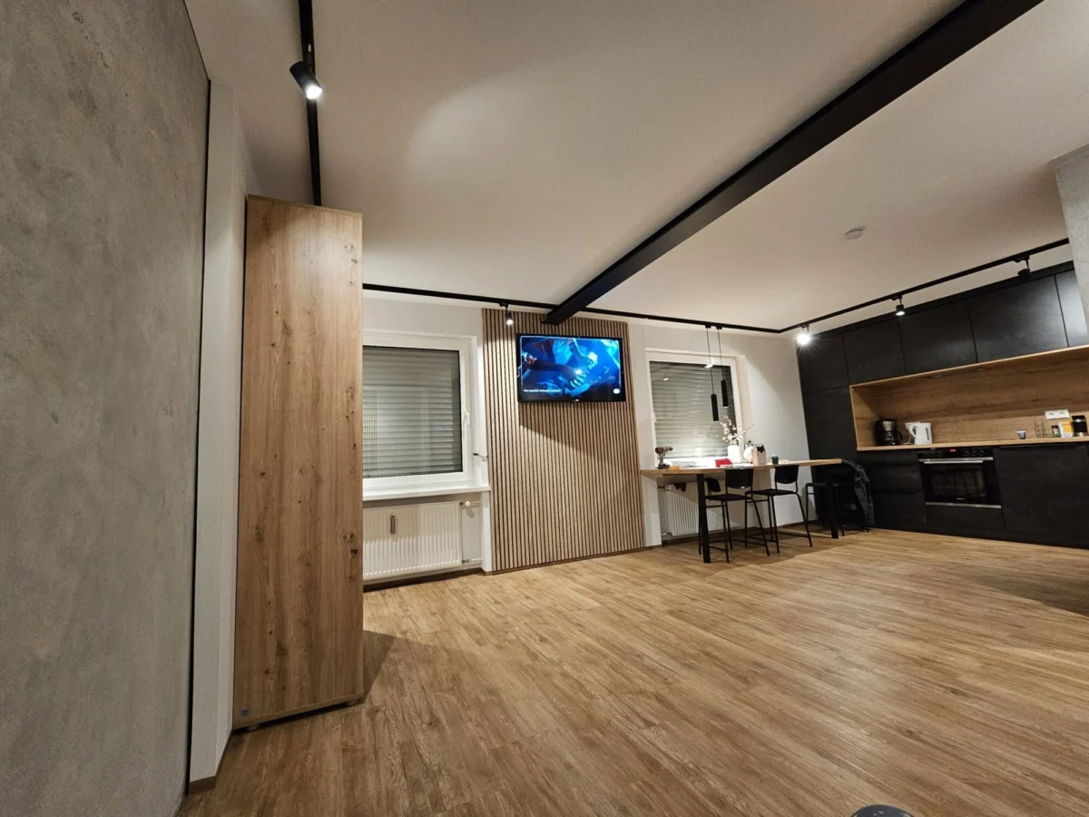 Wohnküche mit Designboden und sauberem Raumabschluss