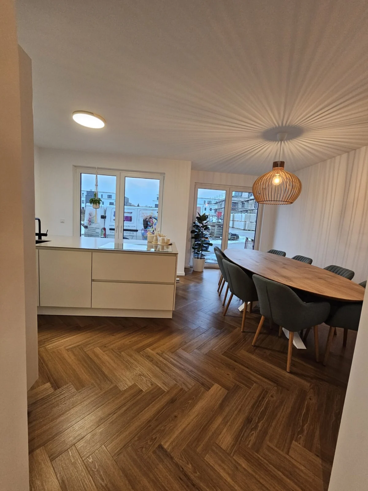 Fischgrät-Designboden im Essbereich mit Pendelleuchte