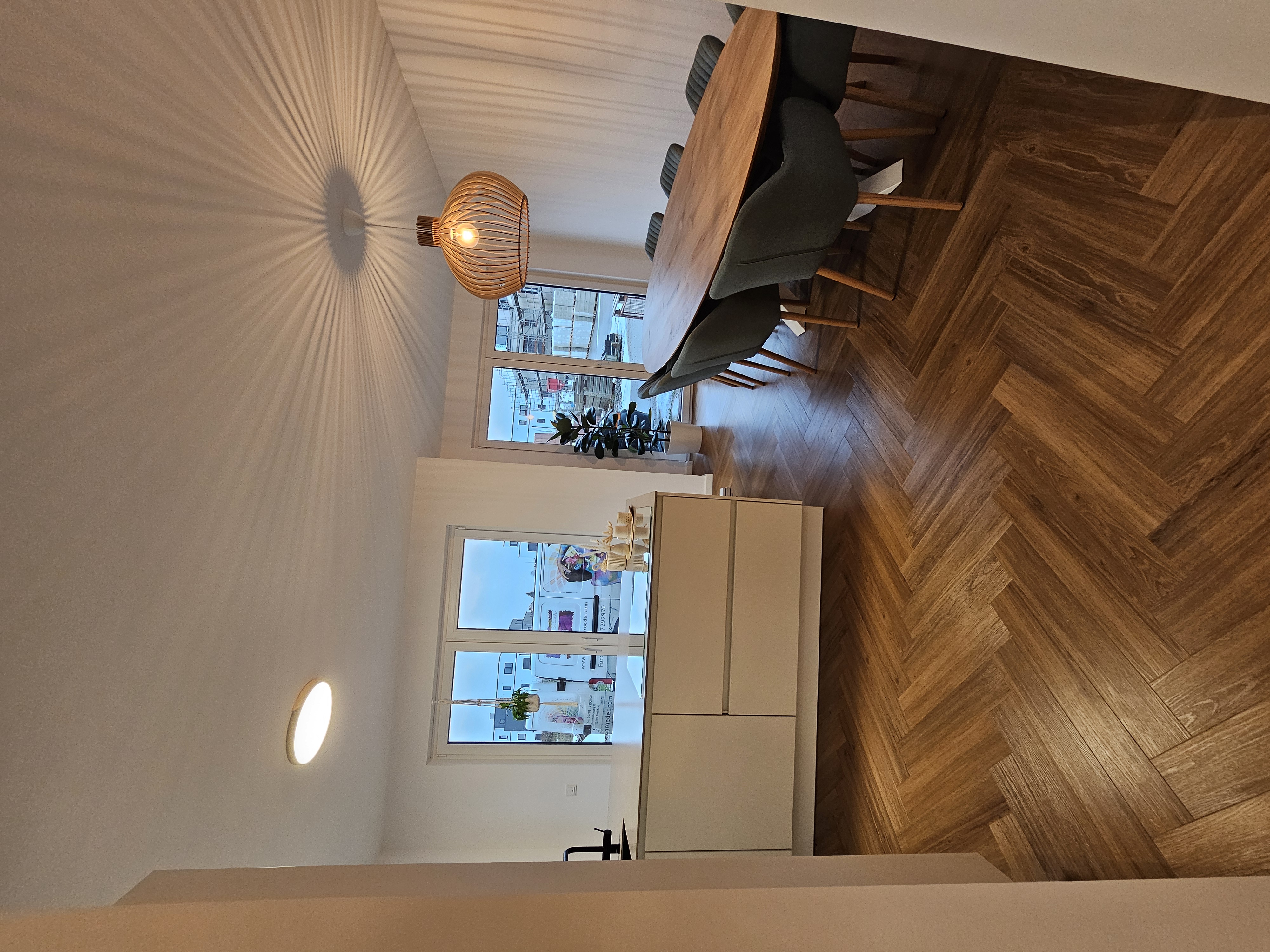Fischgrät-Designboden im Essbereich