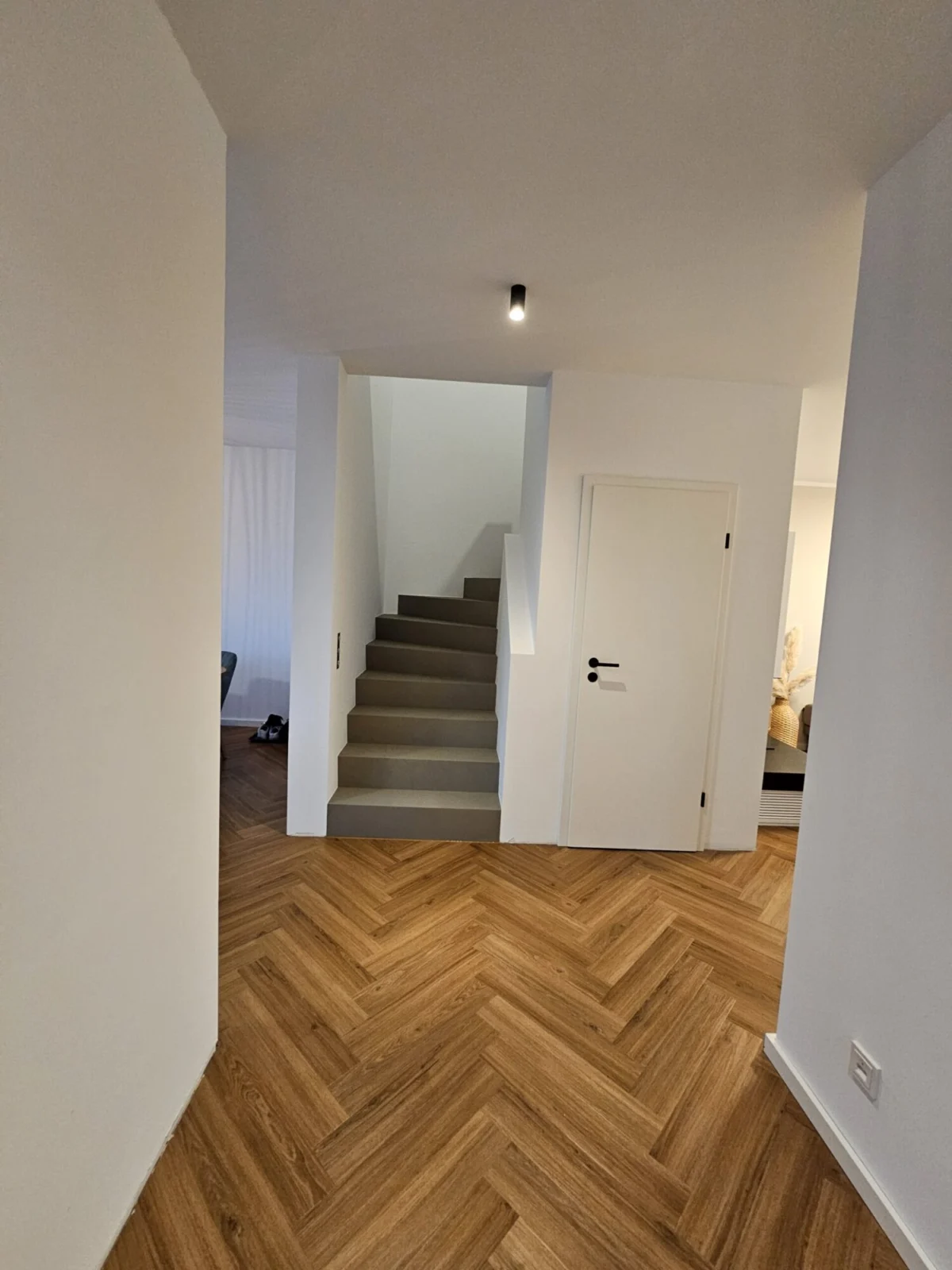 Flur mit Fischgrätboden und Treppe
