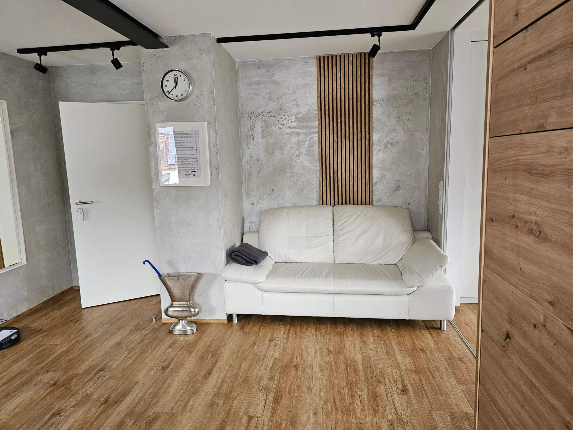 Kreatives Wanddesign mit mineralischer oder strukturierter Anmutung