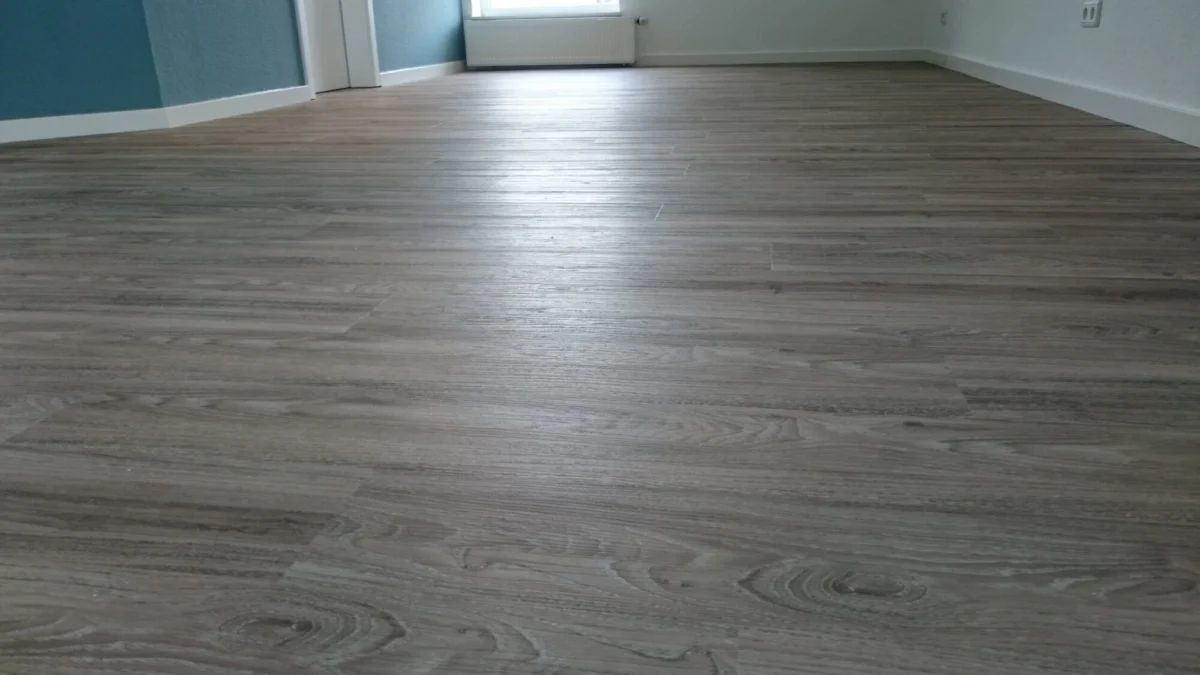 Designboden in Holzoptik mit sauberem Raumabschluss