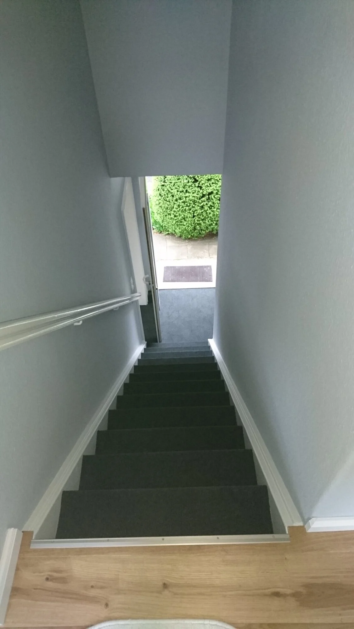 Treppe mit Bodenbelag und weißen Wänden