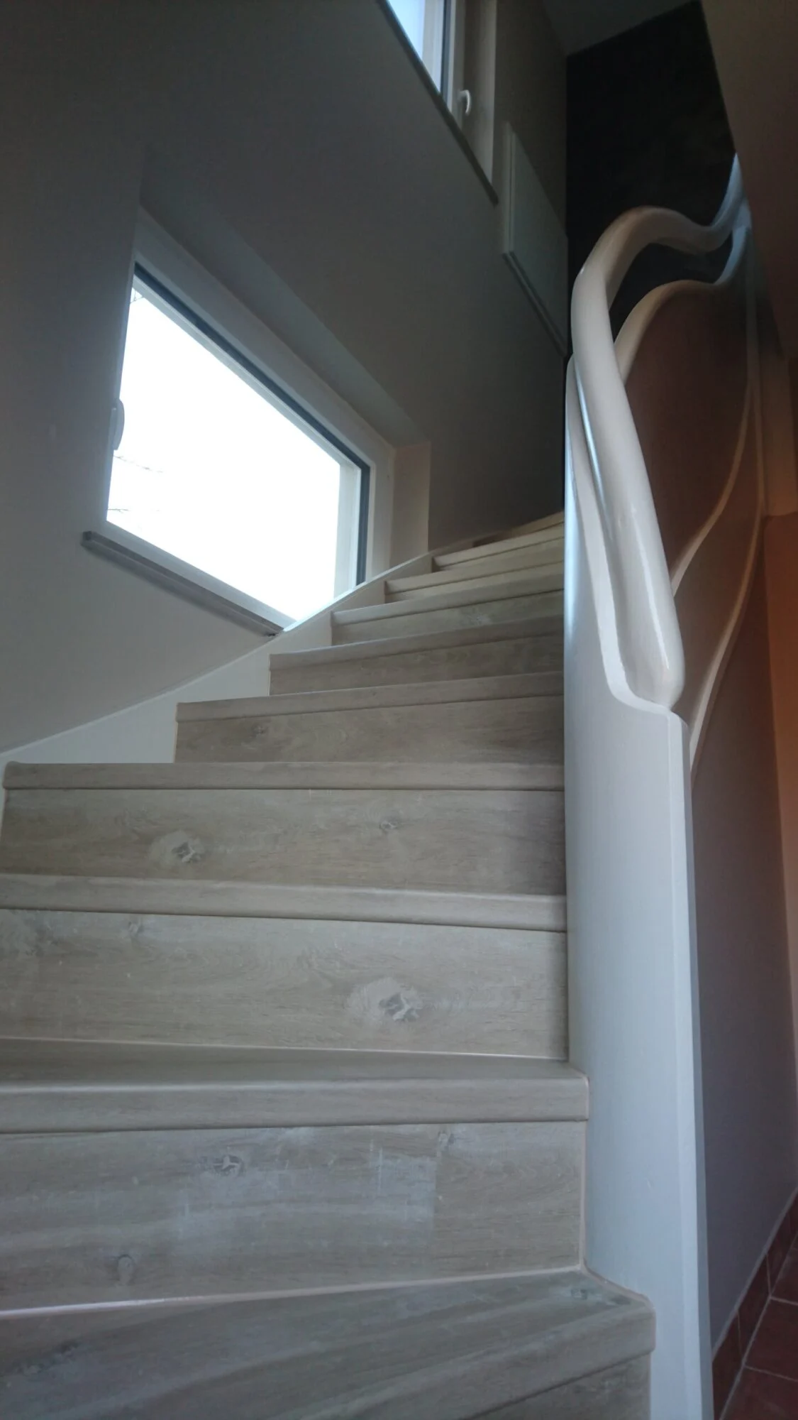 Treppe mit Handlauf und Bodenbelag