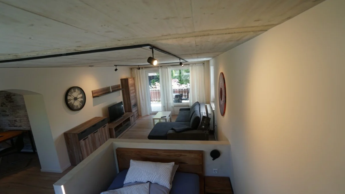 Spachtelarbeiten vor dem Streichen einer Wohnung