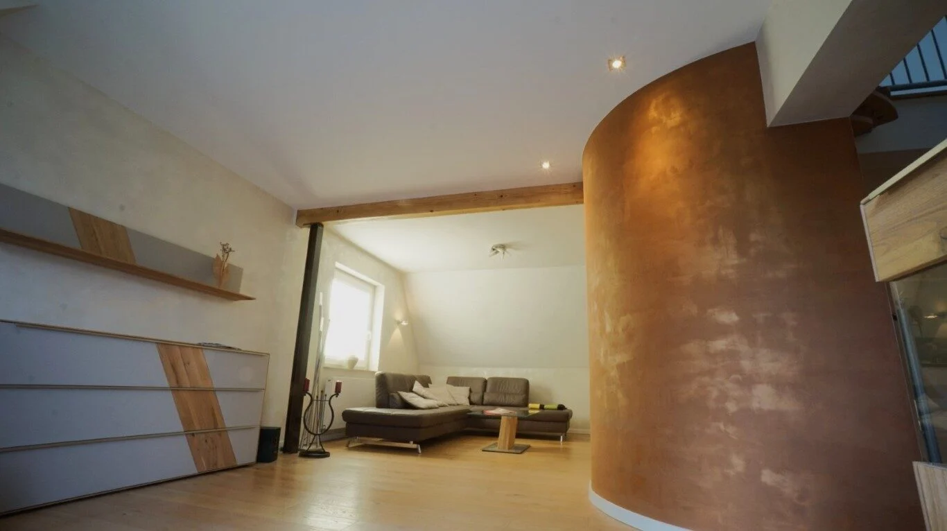Wohnzimmer mit farbiger Wand